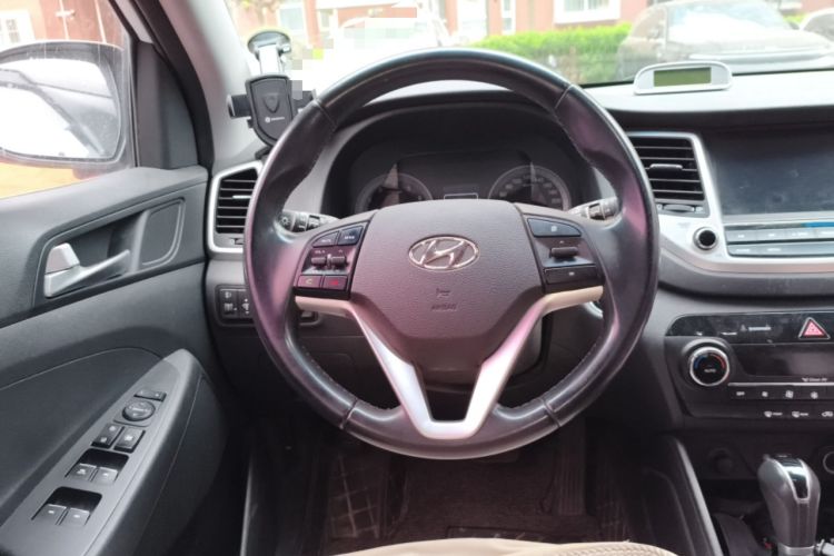 Used Hyundai Tucson 2015 1.6T Dual-Clutch Two-Wheel-Drive Smart Model Steering Wheel