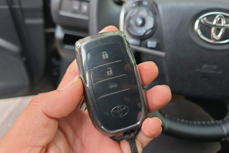 Used Toyota Camry 2016 Dual-Engine 2.5 HG 10th Anniversary Deluxe Navigation Edition Vehicle Key