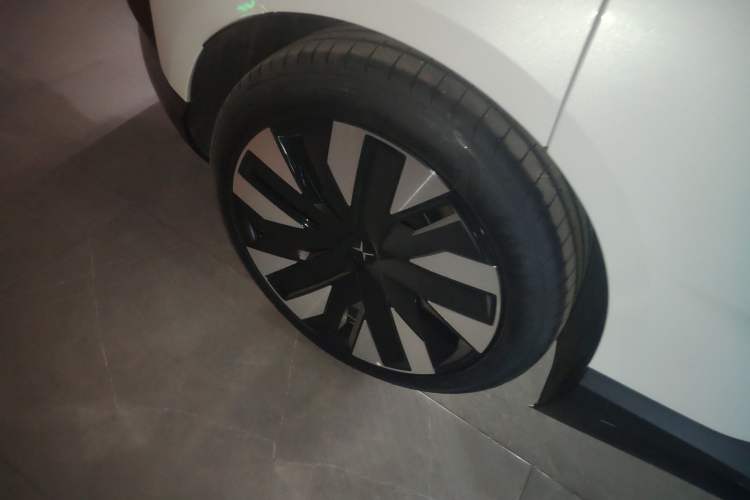 Used Polestar 4 2024 Single-Motor Standard Range PLUS Dual-Star Connectivity Edition
