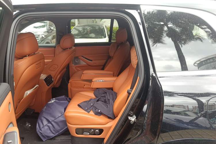 Used Hima AITO M8 2025 Extended-Range Max+ Version 53.4 kWh 6-Seater Edition Left Rear Seat