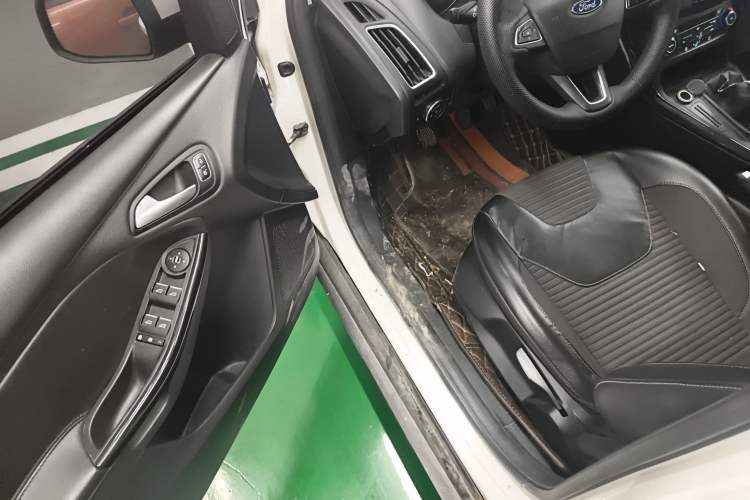 Used Ford Focus 2017 Hatchback 1.6L Manual Fashion Edition SmartDrive Version Driver Seat