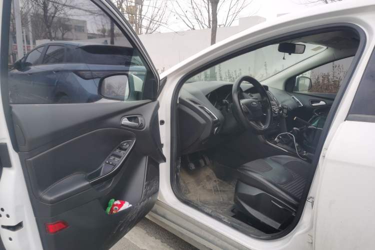 Used Ford Focus 2015 Sedan 1.6L Manual Fashion Edition