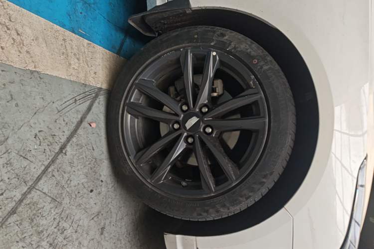 Used Cadillac CT4 2022 28T Luxury Edition Right Front Wheel Hub