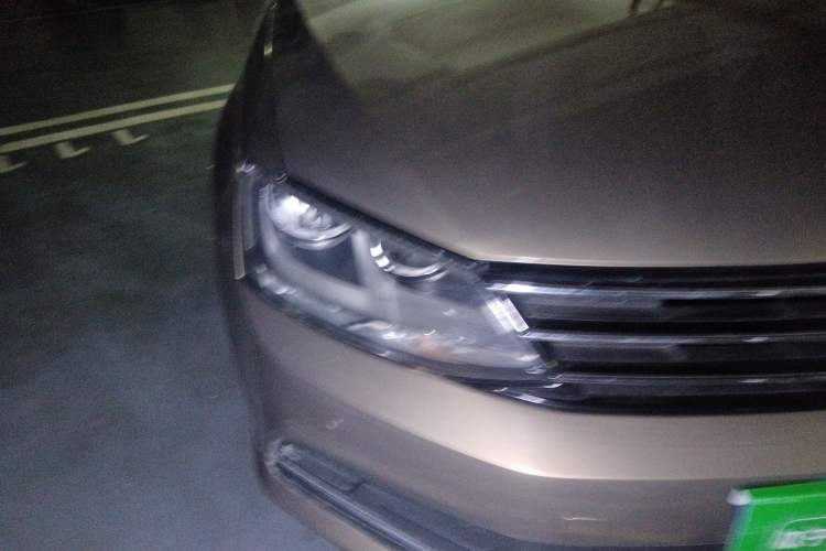 Used Volkswagen Sagitar 2015 230TSI Automatic Luxury Model Right Front Headlight