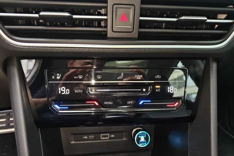 Used Volkswagen Tiguan L 2023 330TSI Automatic Two-Wheel Drive R-Line Flagship Edition Audio And AC Panel