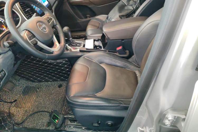 Used Jeep Cherokee 2016 2.4L Leading Edition
