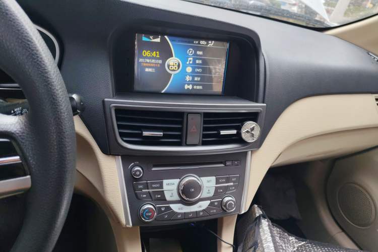 Used Soueast V6 Lingshi 2014 1.5L Manual Luxury Edition for Women