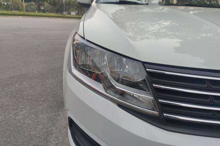 Used Volkswagen Lavida 2015 1.6L Manual Fashion Edition Right Front Headlight