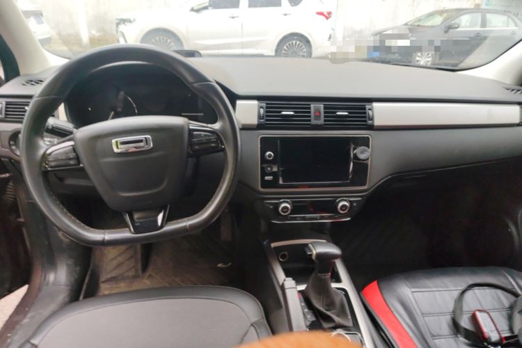Used Qoros 3 2017 Urban SUV 1.6T Automatic Zhiyue Model Center Console