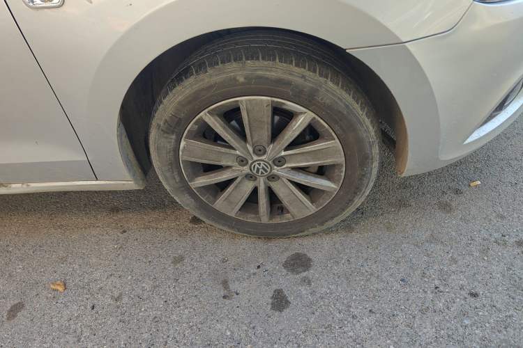 Used Volkswagen Jetta 2015 Value Edition 1.6L Automatic Comfort Version Right Front Wheel Hub