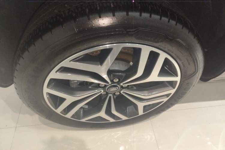Used Land Rover Range Evoque 2024 Aurora L 249 PS Prestige Light-Chasing Edition Right Rear Wheel Hub