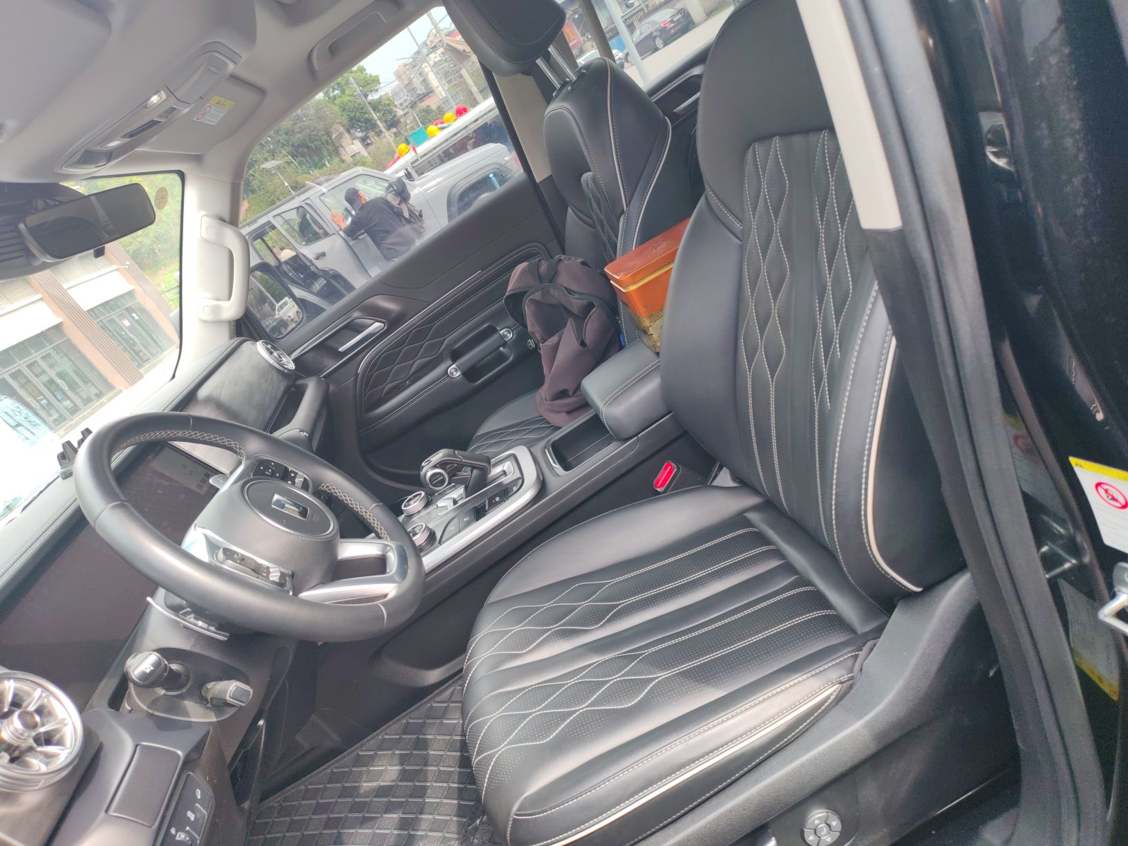 المقاعد الأمامية داخل السيارة