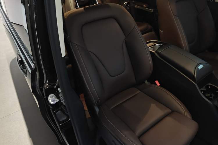 Used Mercedes-Benz V-Class 2024 V 300 L Long Wheelbase Prestige Edition Right Front Seat