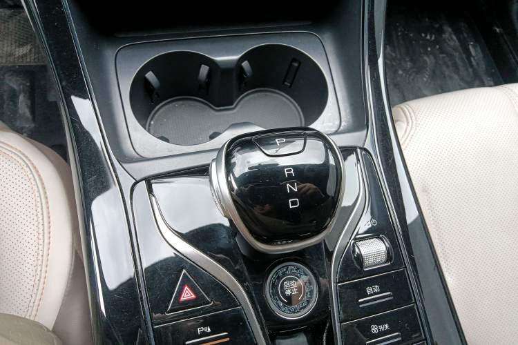 Used BYD Qin PLUS 2024 HONOR Edition DM-i 55KM Leading Model Gear Lever