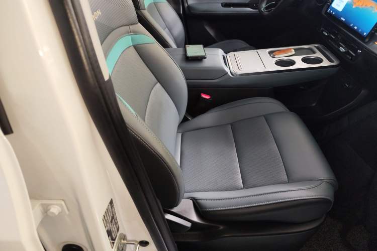 Used AION Y 2022 Plus 70 Tech Edition Right Front Seat