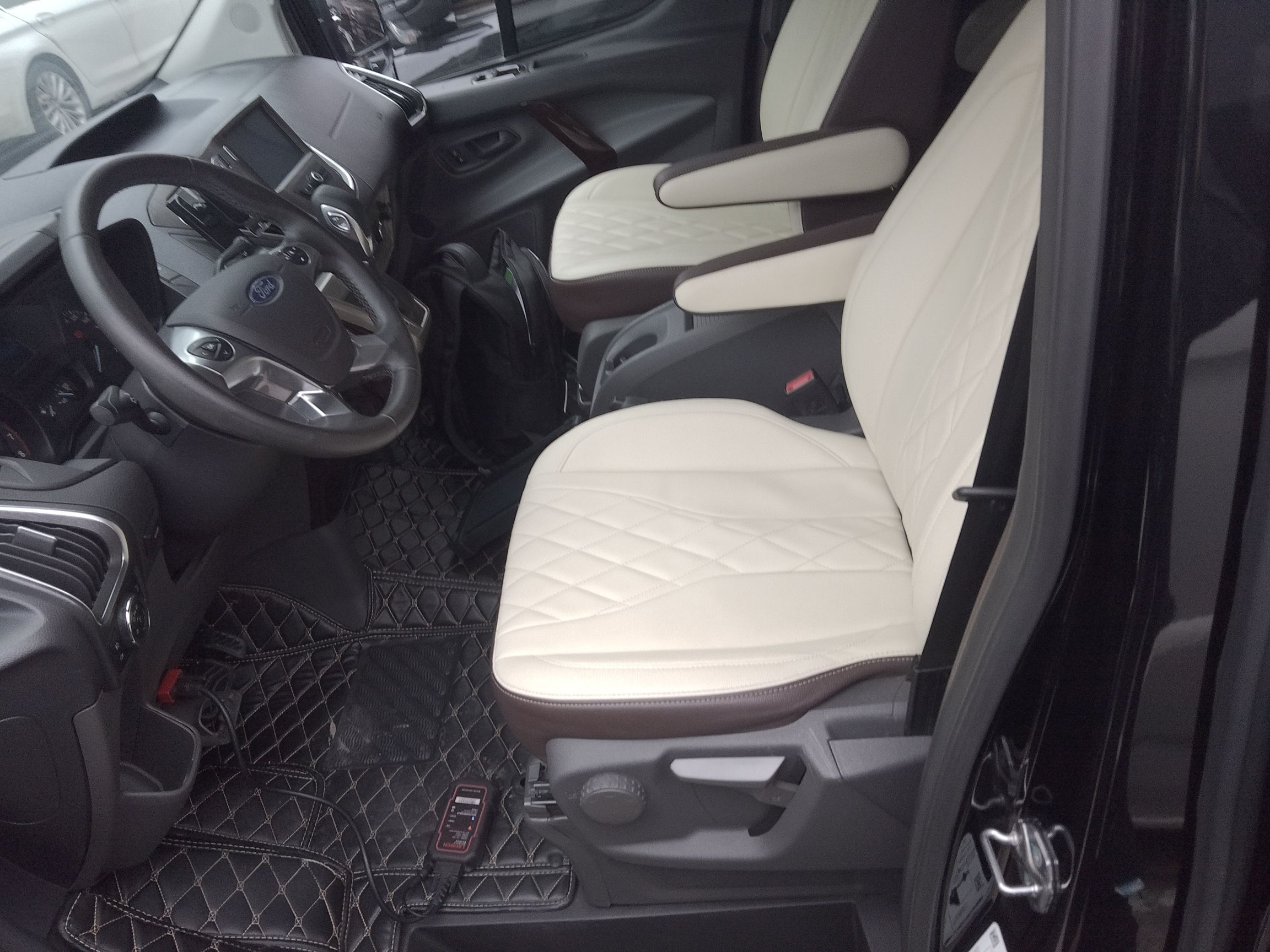 المقاعد الأمامية داخل السيارة