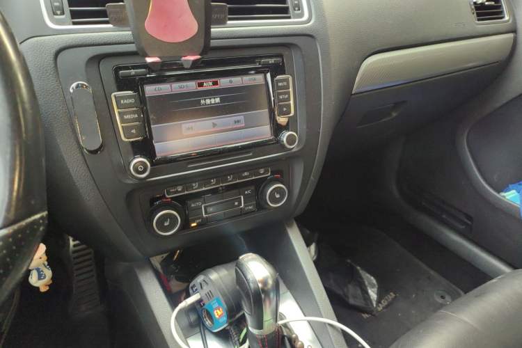 Used Volkswagen Sagitar 2013 2.0 TSI GLI Audio And AC Panel