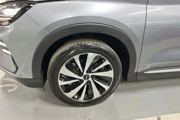 Used BYD Song PLUS New Energy 2024 HONOR Edition DM-i 150km Flagship PLUS Left Front Wheel Hub