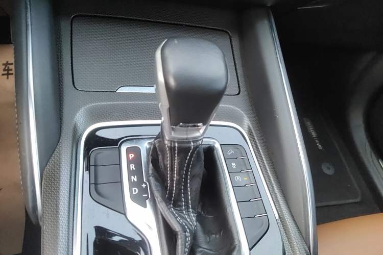 Used SAIC MAXUS D90 2017 2.0T Automatic All-Wheel Drive Sirius Gear Lever