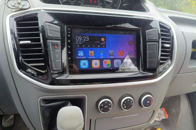 Used SAIC MAXUS Xintu V80 2019 2.5T Classic Model 6-Speed Manual Aotong Long Wheelbase Mid-Height 7-Seater