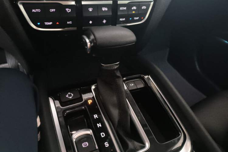 Used GAC Trumpchi GS8 2017 320T Two-Wheel Drive Luxury Smart Connectivity Version (7 Seats) Gear Lever