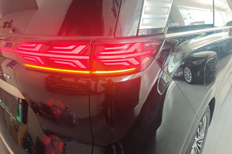 Used Denza D9 2022 DM-i 1040 Prestige Model
