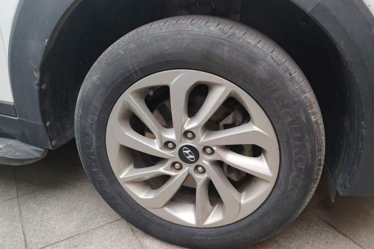 Used Hyundai Tucson 2015 1.6T Dual-Clutch Two-Wheel-Drive Smart Model Right Front Wheel Hub