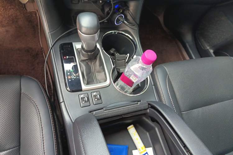 Used Toyota Highlander 2018 2.0T Four-Wheel Drive Luxury Version 7 Seats China VI Standard Gear Lever