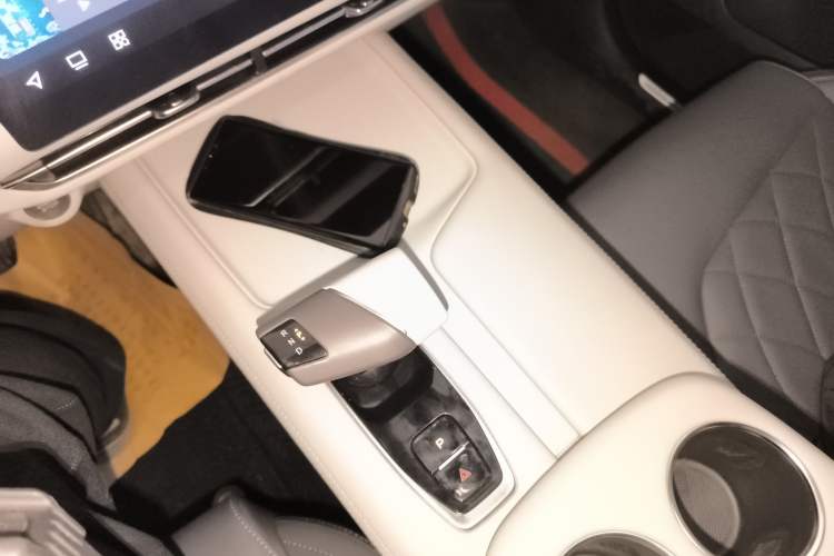 Used CHANGAN UNI-Z New Energy 2024 Blue Whale Smart Electric iDD 125km Beyond Edition
