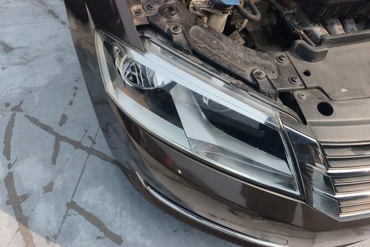 Used Volkswagen Gran Lavida 2013 1.6L Automatic Comfort Model Right Front Headlight