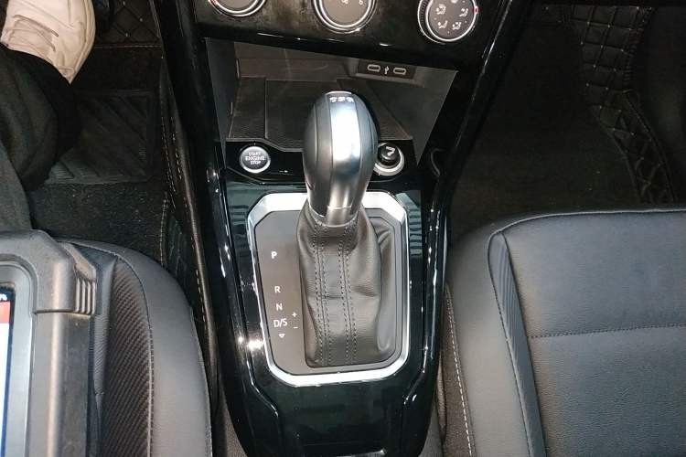 Used Volkswagen T-ROC 2021 280TSI DSG Two-Wheel Drive Comfort Connect Edition Gear Lever