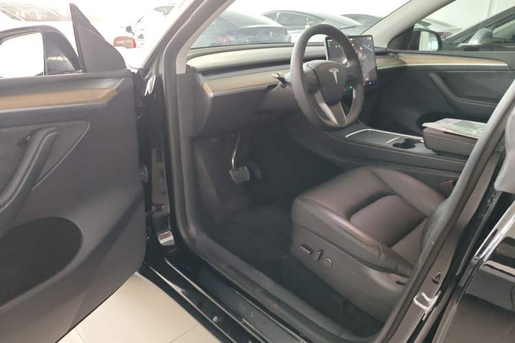 Used Tesla Model Y 2023 Long-Range All-Wheel-Drive Version
