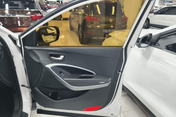 Used Hyundai Santa Fe 2017 2.4L Automatic Two-Wheel Drive Smart Version 5 Seats Right Front Door Interior