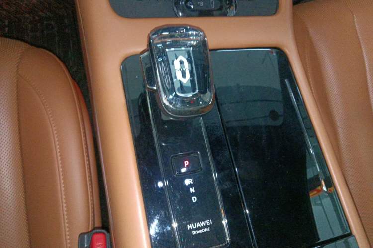 Used Hima AITO M7 2024 1.5T Intelligent Driving 4WD Ultra Version 6 Seats Gear Lever