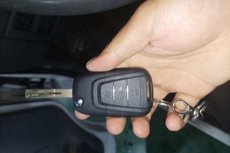 Used SAIC MAXUS Xintu V80 2017 2.5T 5-Speed Manual Aoyuntong China IV Short Wheelbase Mid-Height 5/6/10-Seater Vehicle Key