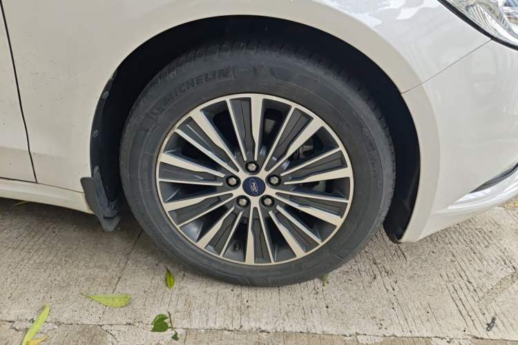 Used Ford Mondeo New Energy 2018 2.0 PHEV ZhiShang Trim Right Front Wheel Hub