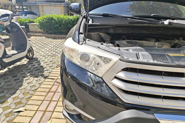 Used Toyota Highlander 2012 2.7L Two-Wheel Drive 7-Seater Elite Edition Right Front Headlight