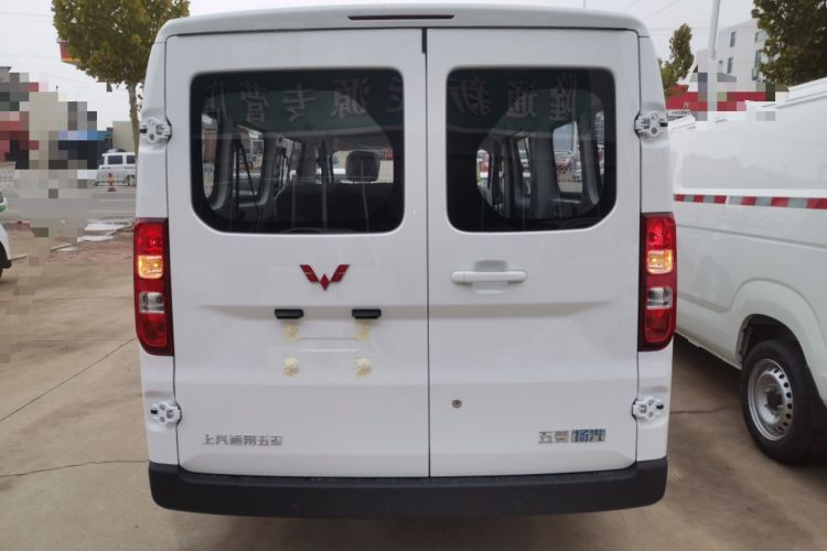 Used Wuling Yangguang 2024 300km Comfort-Grade Passenger Van 60kW Exterior 4