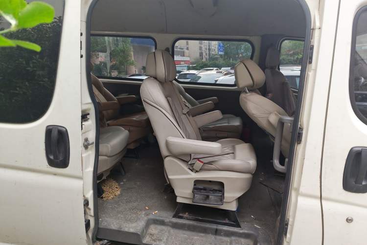 Used Dongfeng Yufeng 2014 2.5T YuliBao Logistics Vehicle Standard Features Include Short Wheelbase with Mid-Roof ZD25