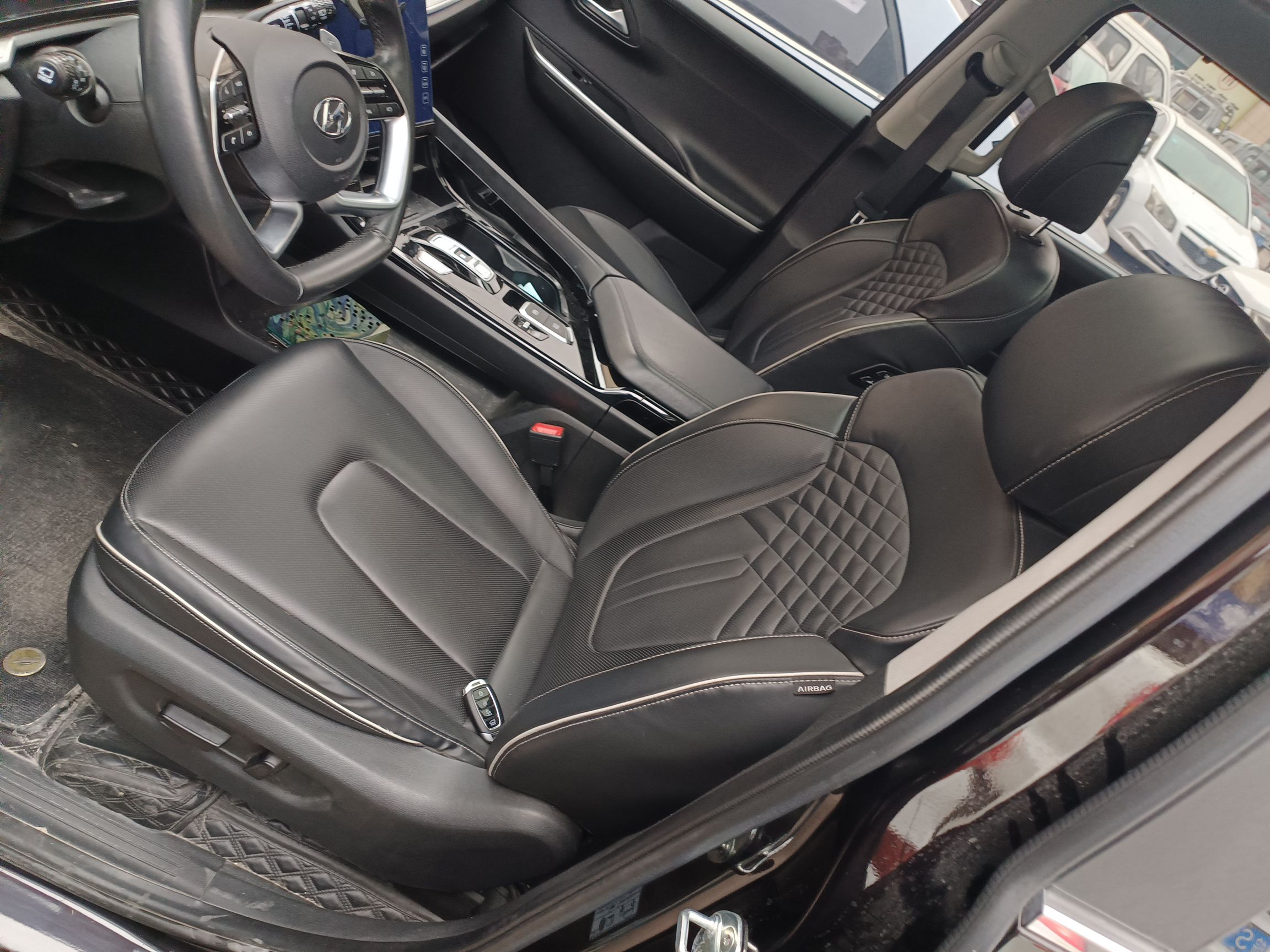 المقاعد الأمامية داخل السيارة