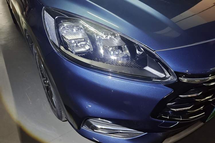 Used Ford Escape 2020 EcoBoost 245 Four-Wheel Drive Luxury Edition Right Front Headlight