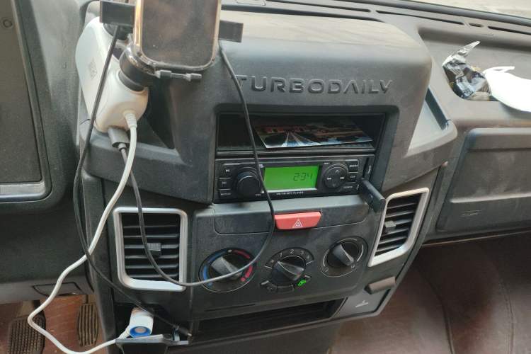 Used Iveco Daily 2021 2.5T A35 M1 Passenger Van 5-9 Seater Short Wheelbase Mid-Roof Design Dual Tires Side Sliding Door Audio And AC Panel