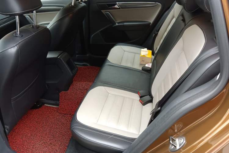 Used Volkswagen Cross Lavida 2014 1.6L Automatic