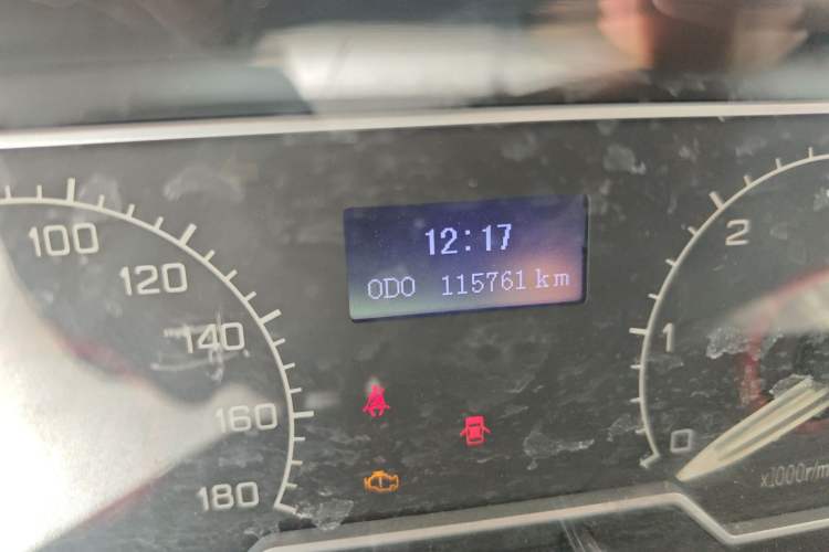 Used SAIC MAXUS Xintu V80 2016 2.5T Manual Aoyuntong National V Short Wheelbase Low-Roof 6-Seater Odometer Close Up