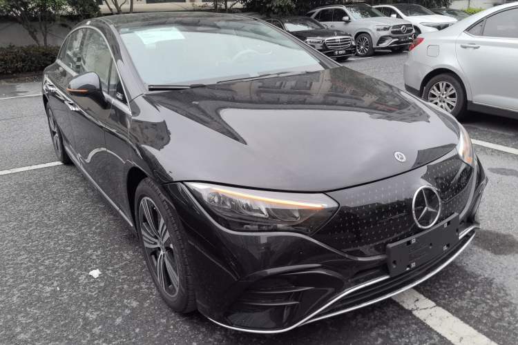 Used Mercedes-Benz EQE 2025 500 4MATIC Pioneer Edition Front Right 45 Deg