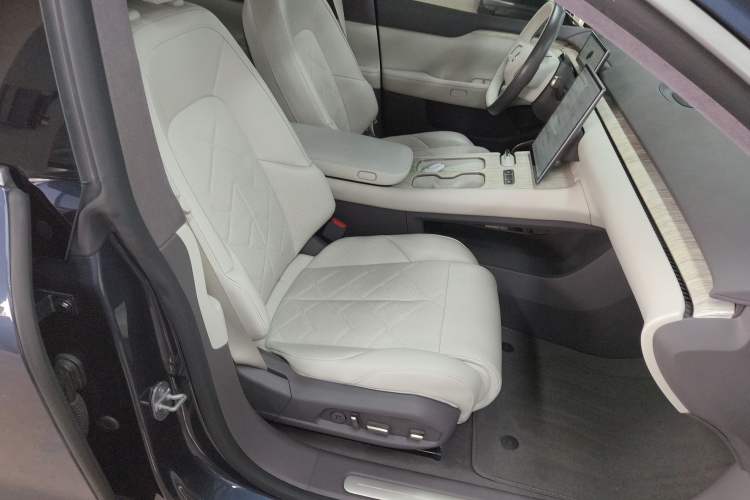 Used Nio ET7 2023 100kWh Signature Edition Right Front Seat