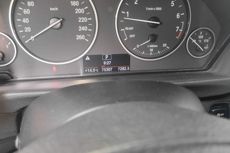 Used BMW 3 Series 2015 320Li Fashion Model Odometer Close Up