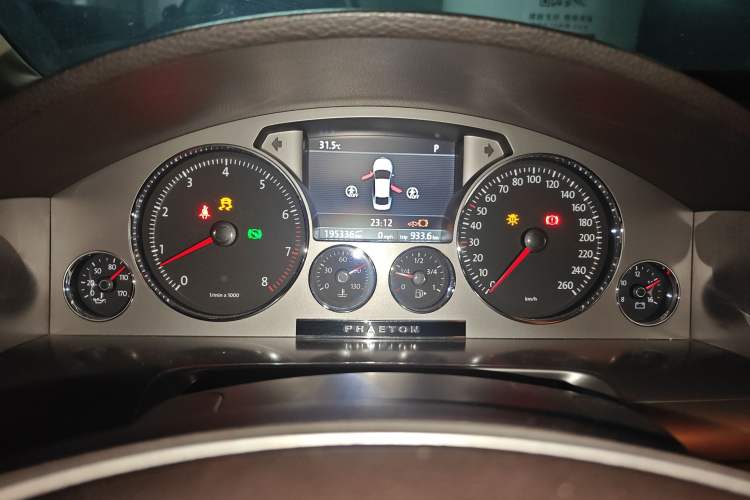 Used Volkswagen Phaeton 2011 3.6L V6 5-Seater Extended Business Edition Instrument Cluster