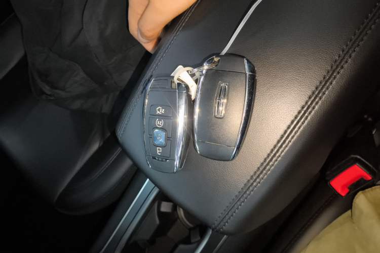 Used Lincoln MKC 2017 2.0T Two-Wheel Drive Deluxe Edition
