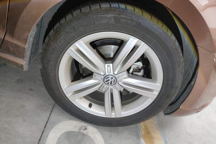 Used Volkswagen Lamando 2017 280TSI DSG Comfort Edition Right Front Wheel Hub